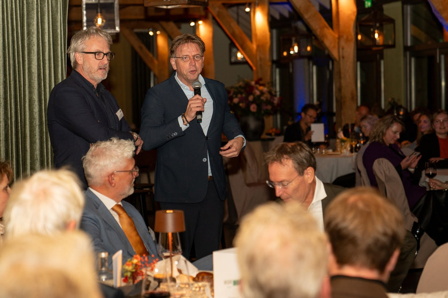 Gesprek en reacties tijdens het diner